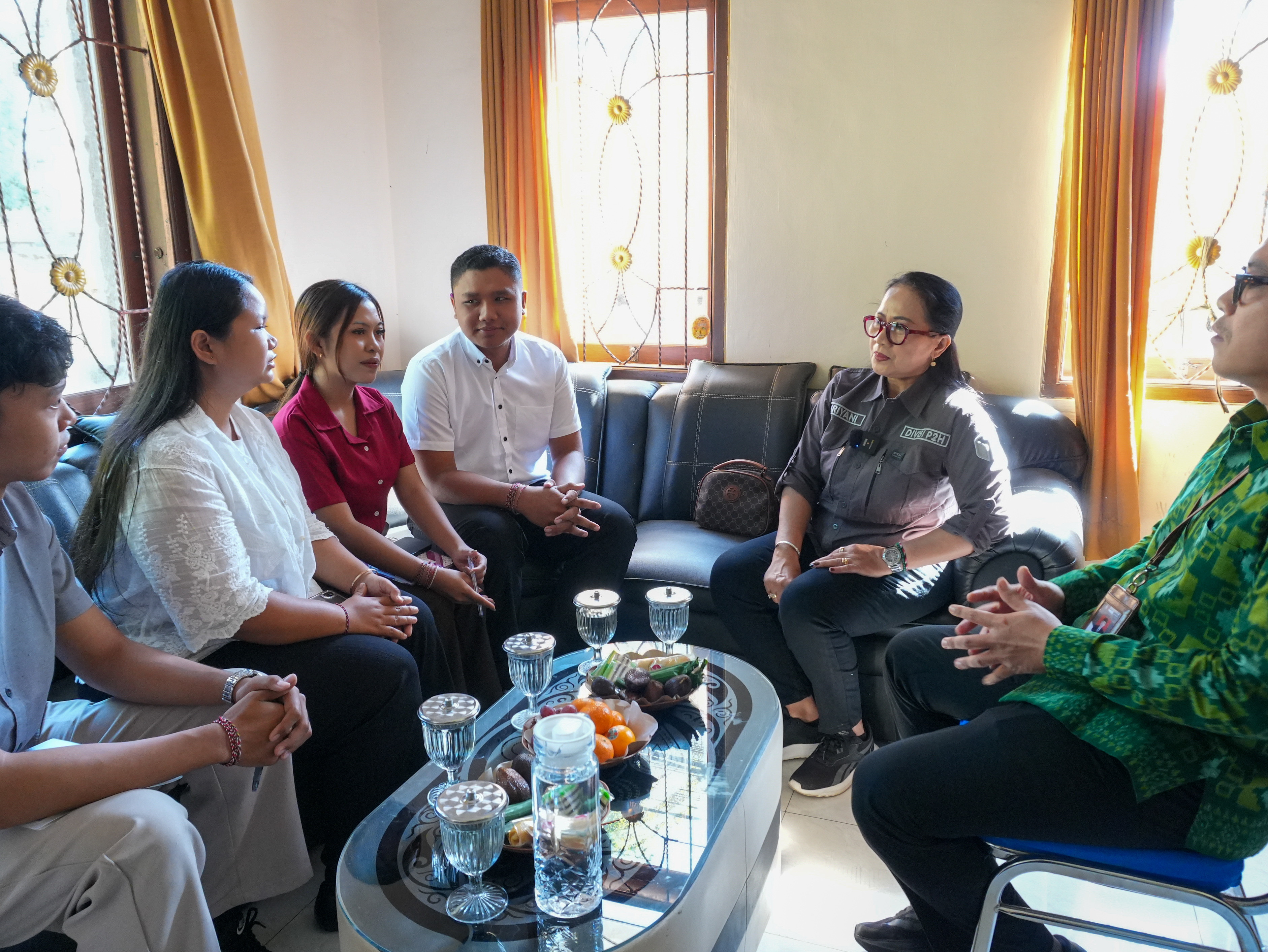 Koordinator Divisi Pencegahan, Parmas dan Humas Bawaslu Bali, Ketut Ariyani melaksanakan Konsolidasi demokrasi dengan anak muda Jembrana disela kegiatan P2P