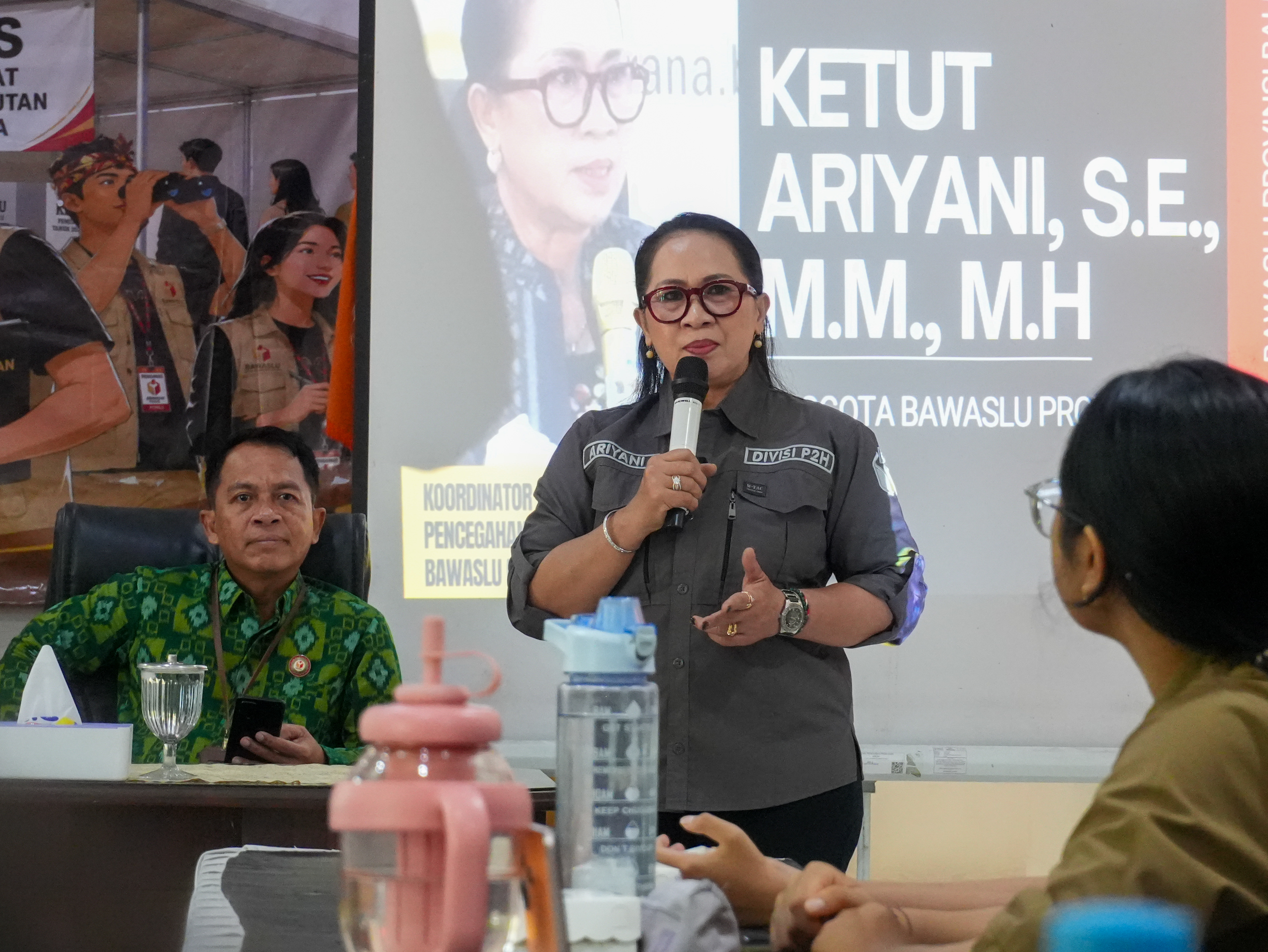 Koordinator Divisi Pencegahan, Parmas dan Humas Bawaslu Bali, Ketut Ariyani membuka kegiatan Diskusi Tatap Muka P2P Kabupaten Jembrana