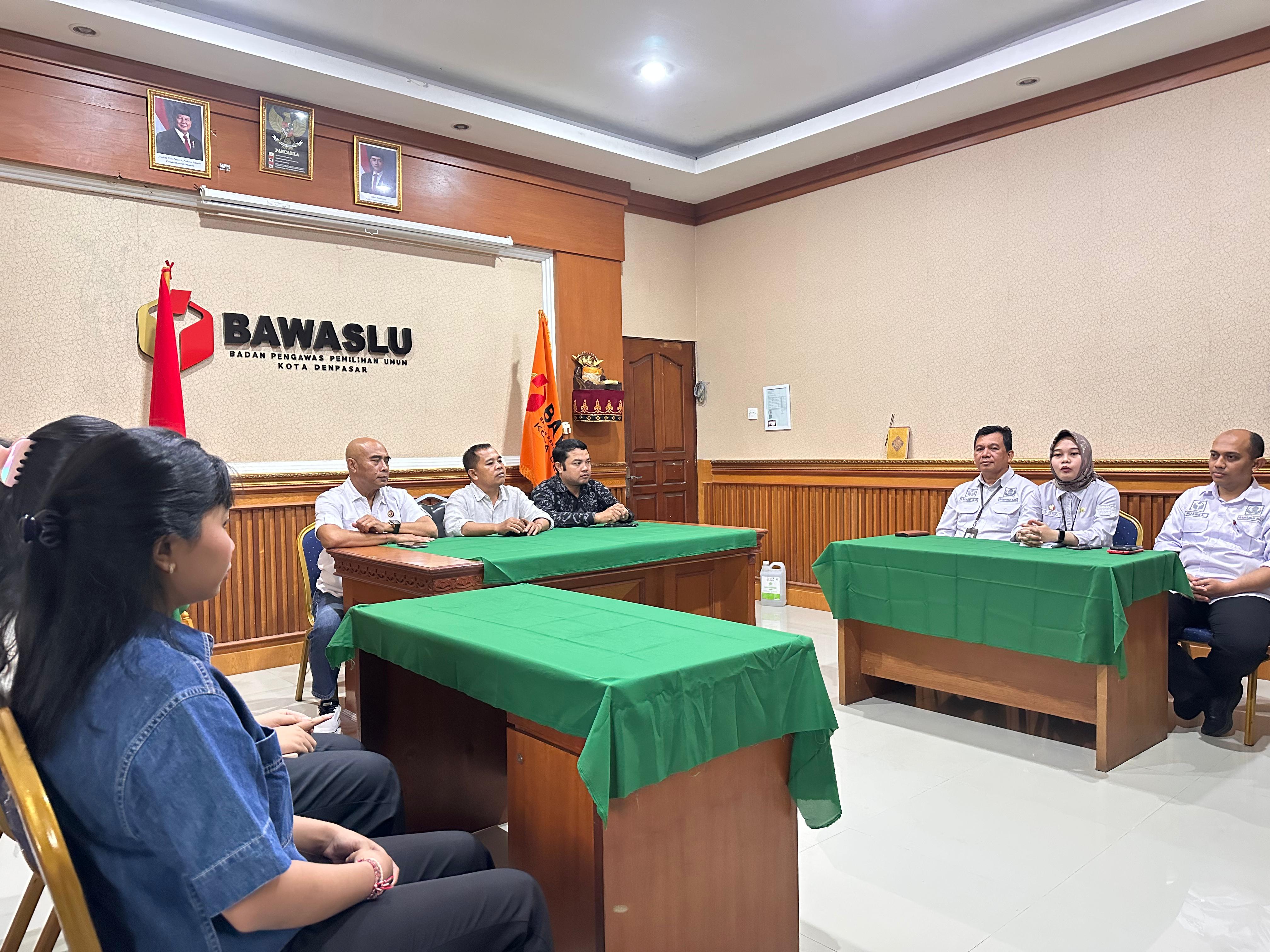 Simulasi Sidang Ajudikasi Sengketa Proses Pemilu yang diselenggarakan Bawaslu Kota Denpasar dengan melibatkan mahasiswa