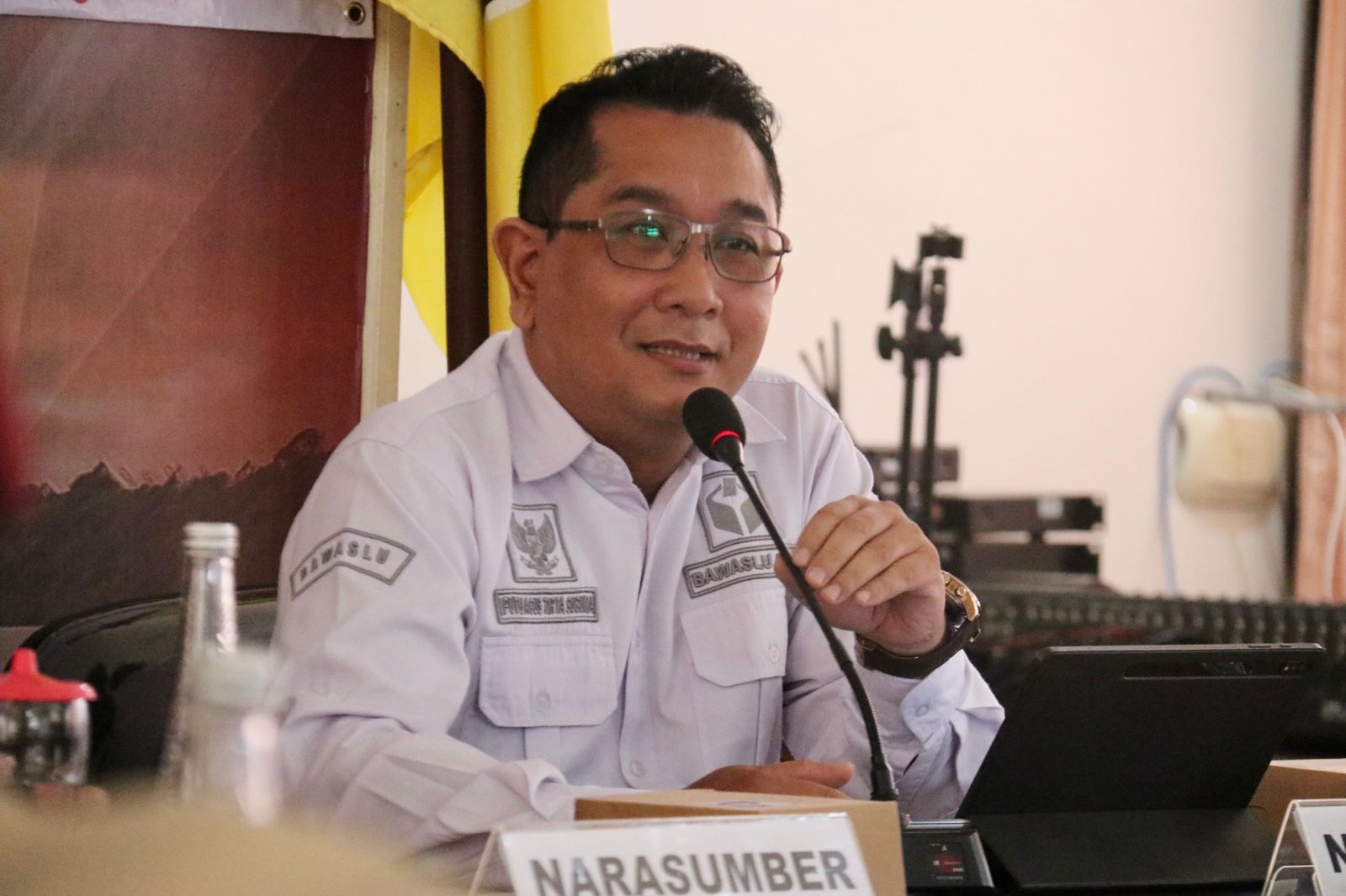 hadir sebagai narasumber utama dalam Seminar Pendidikan Politik bagi Generasi Muda Provinsi Bali Tahun 2026 yang diselenggarakan oleh Kesbangpol Provinsi Bali