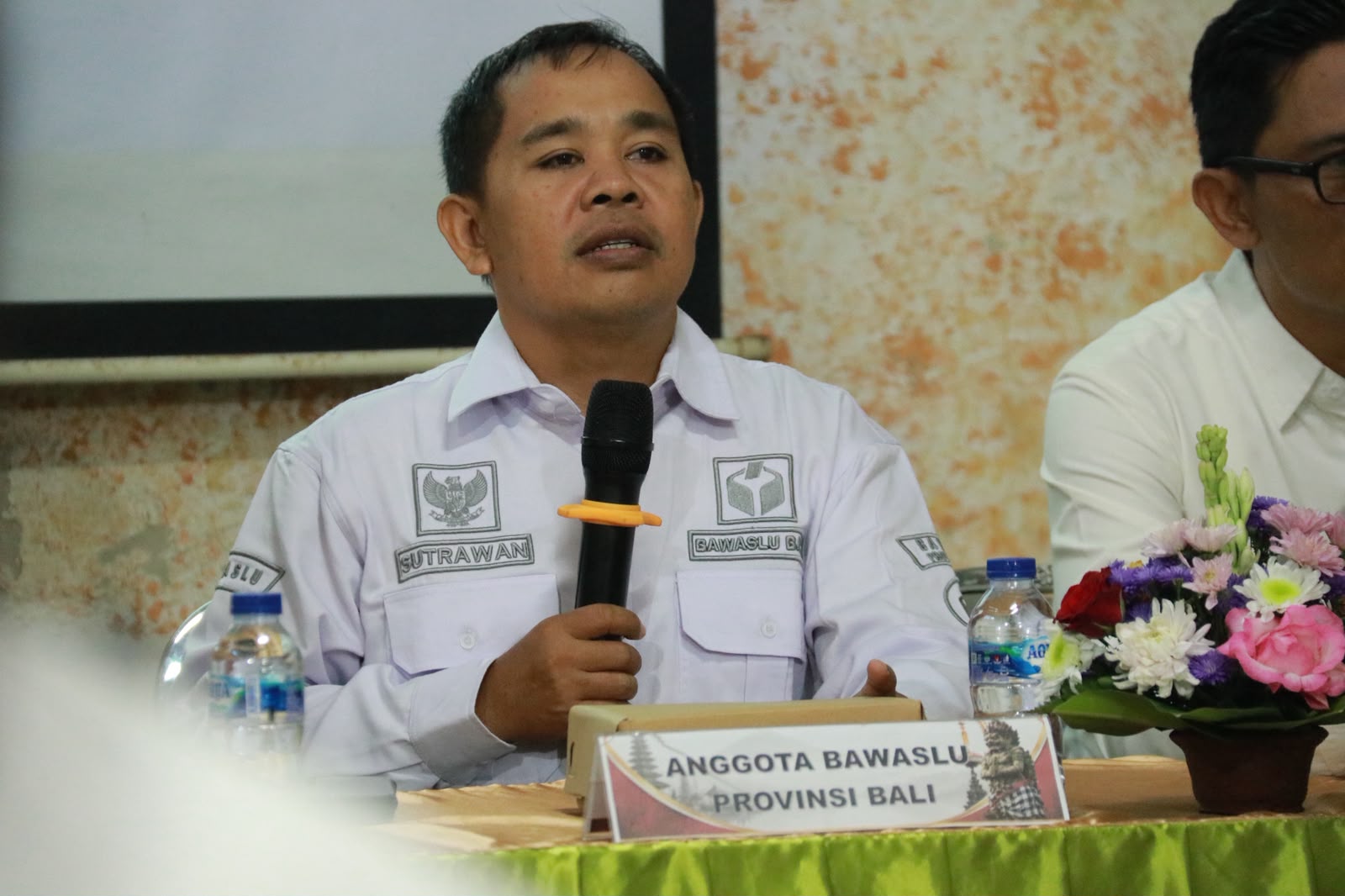 Anggota Bawaslu Bali, Gede Sutrawan saat memberikan arahan kepada generasi muda Bangli dalam pembukaan P2P, Rabu (3/6/2026)