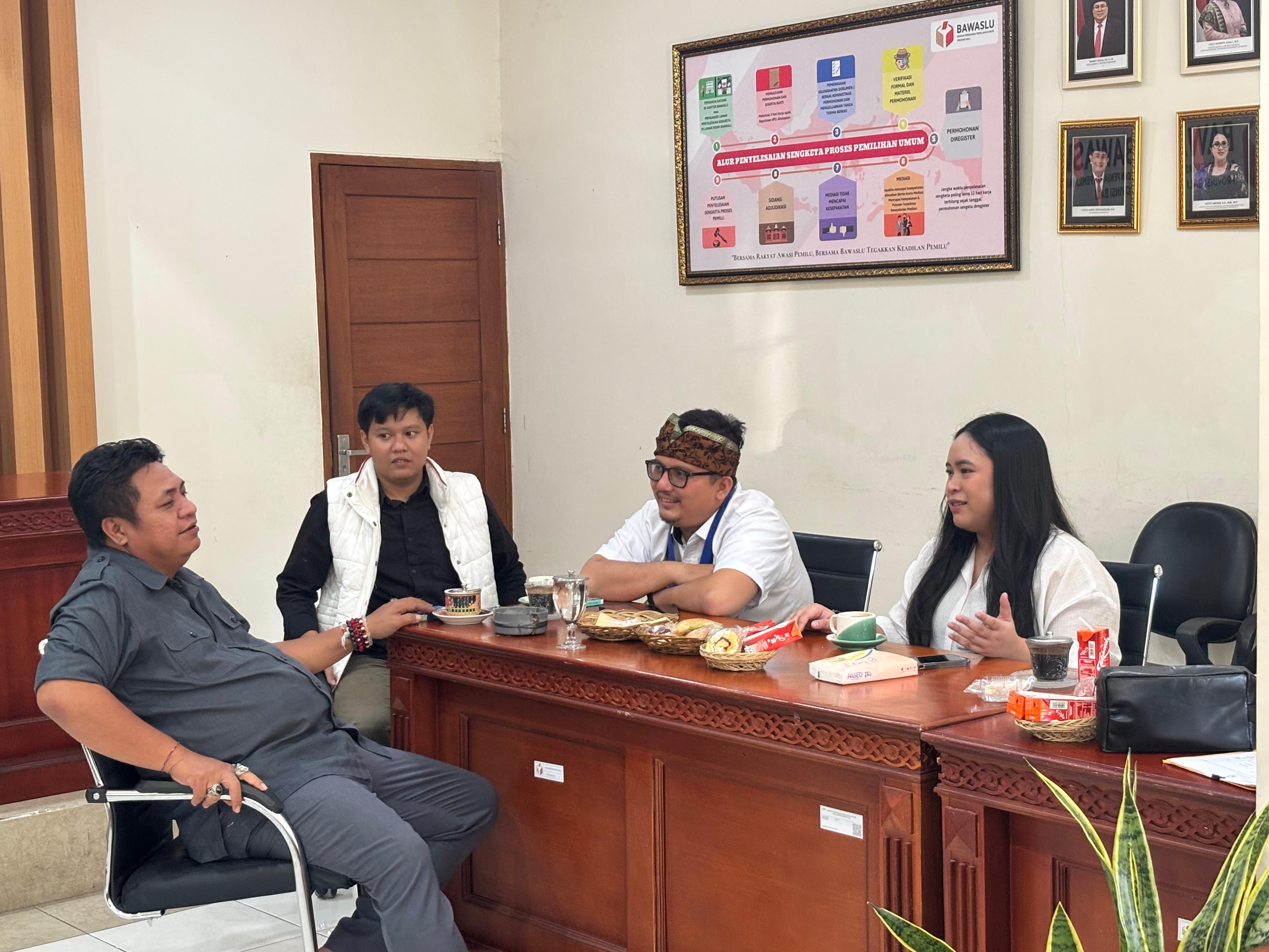 Anggota Bawaslu Bali, I Nyoman Gede Putra Wiratma saat menerima audiensi dari PP GMKI di Kantornya, Senin (16/6/2026)