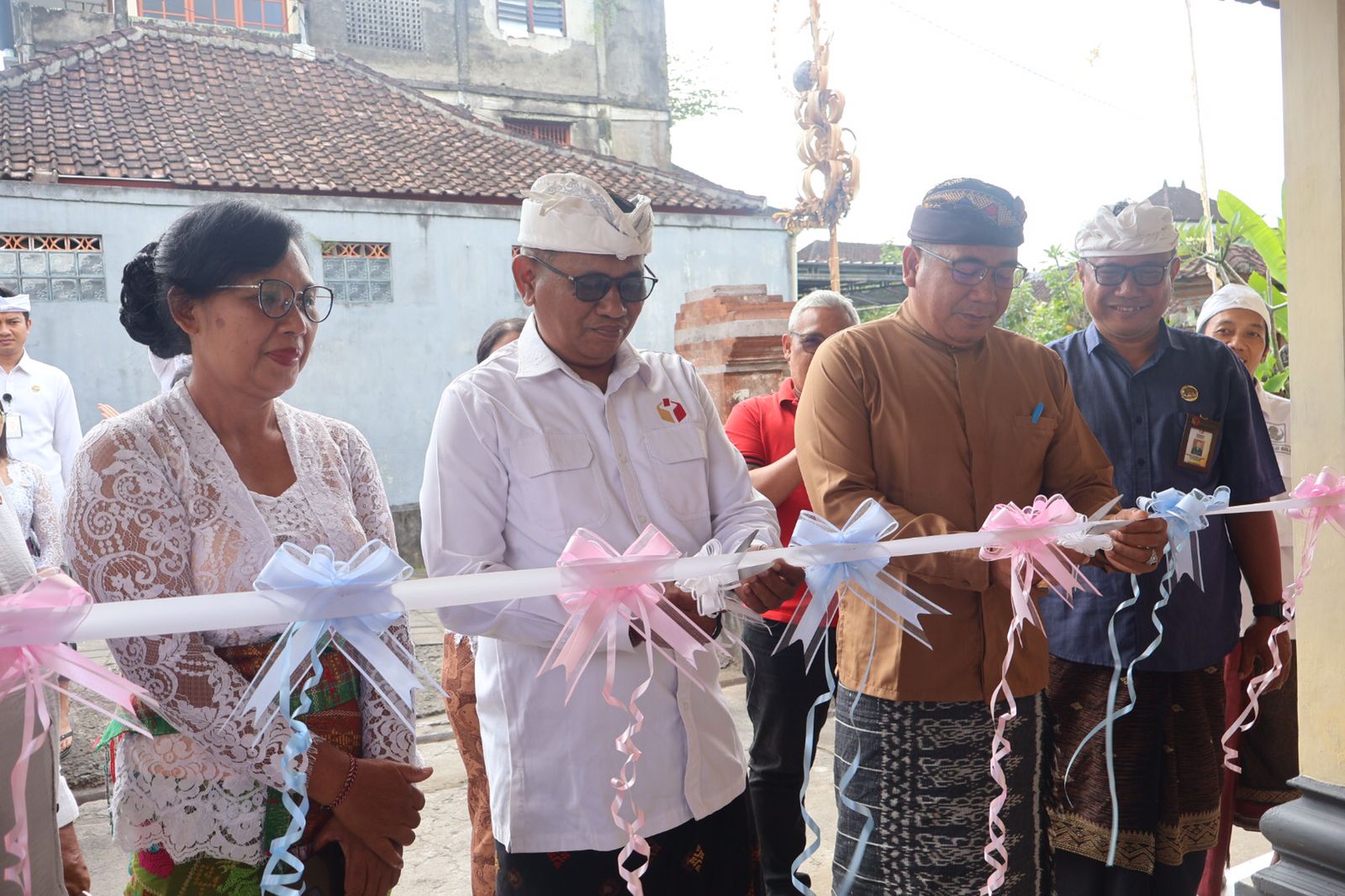 Kordiv PP Datin Bawaslu Bali, I Wayan Wirka (dua dari Kanan) saat resmikan ruangan PPID Bawaslu Tabanan