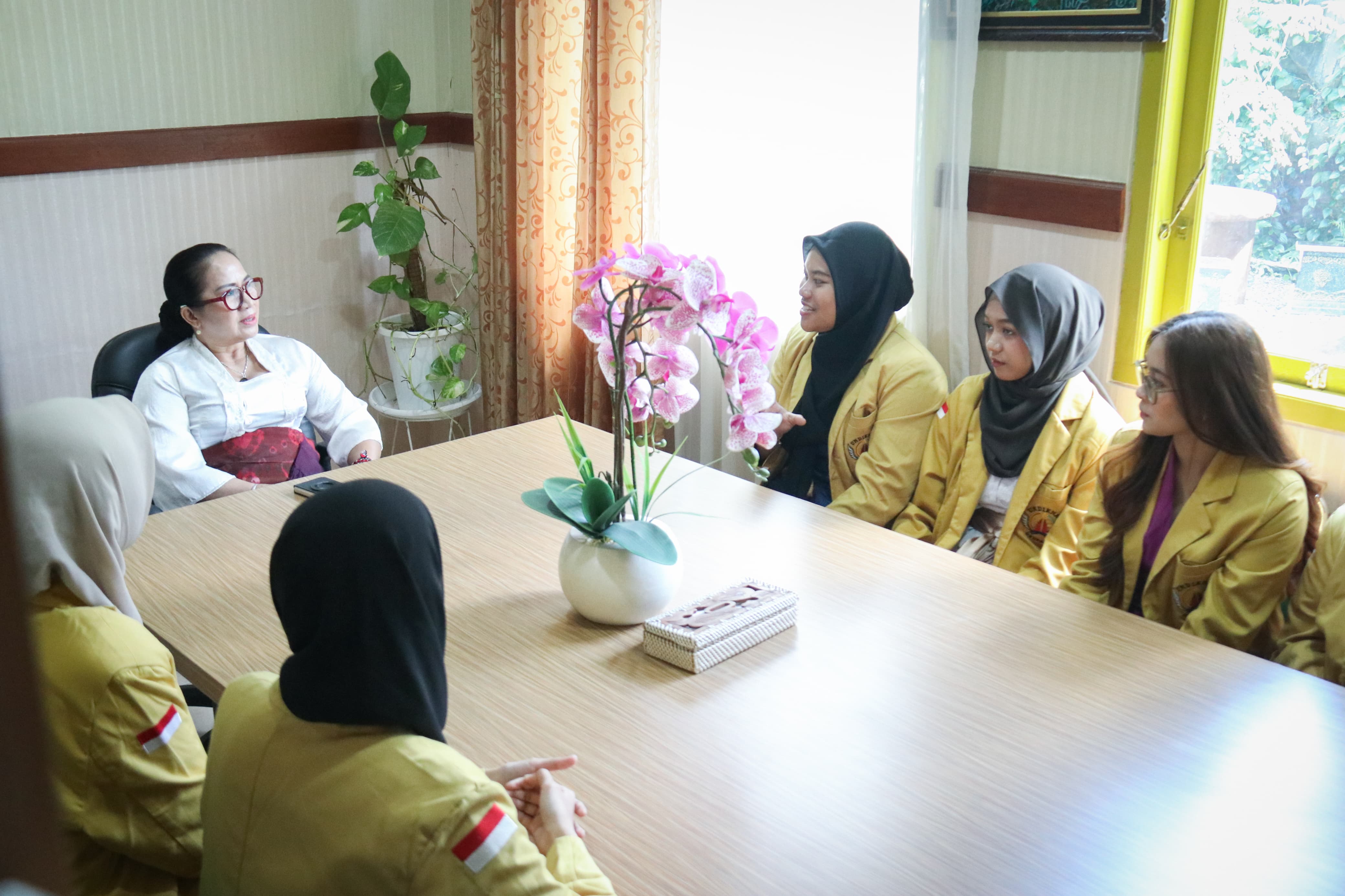 Kordiv P2H Bawaslu Bali, Ketut Ariyani saat berdialog dengan Mahasiswa dalam program Konsolidasi Demokrasi di Kantornya, Senin (29/6/2026).