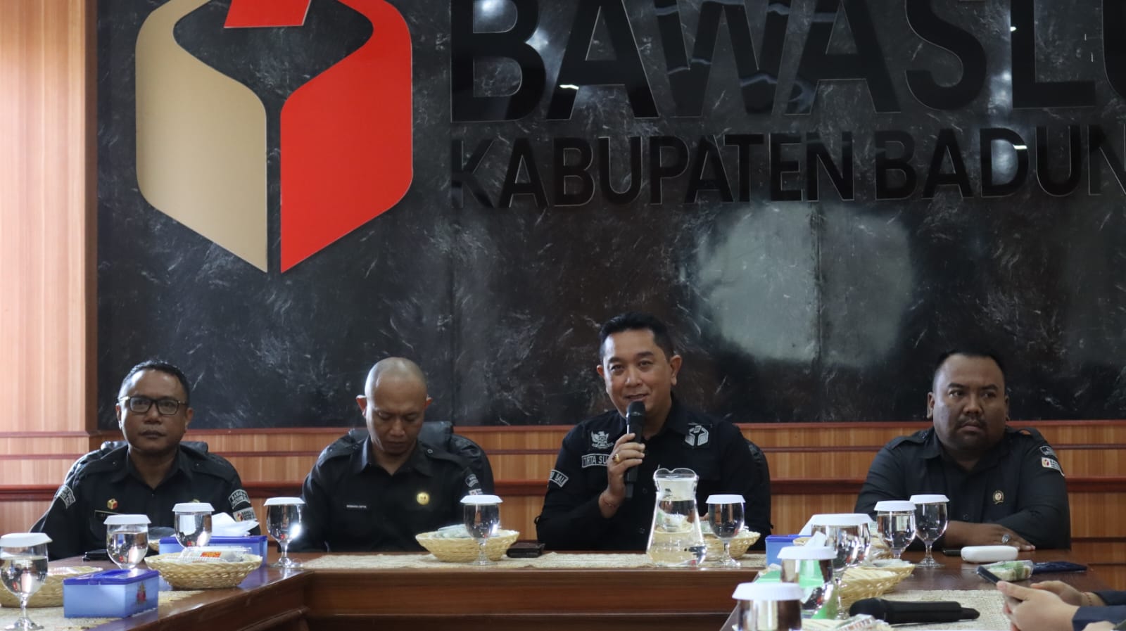 Ketua Bawaslu Bali, I Putu Agus Tirta Suguna menghadiri Rapat Monitoring dan Evaluasi Pelaporan Pelaksanaan Program Bawaslu Kabupaten Badung