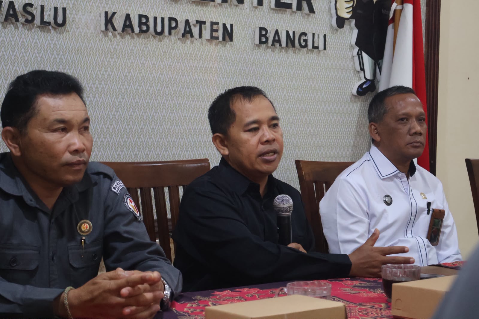 Gede Sutrawan, saat membuka kegiatan Konsolidasi Demokrasi dan Rapat Penyelesaian Sengketa di Kantor Bawaslu Kabupaten Bangli