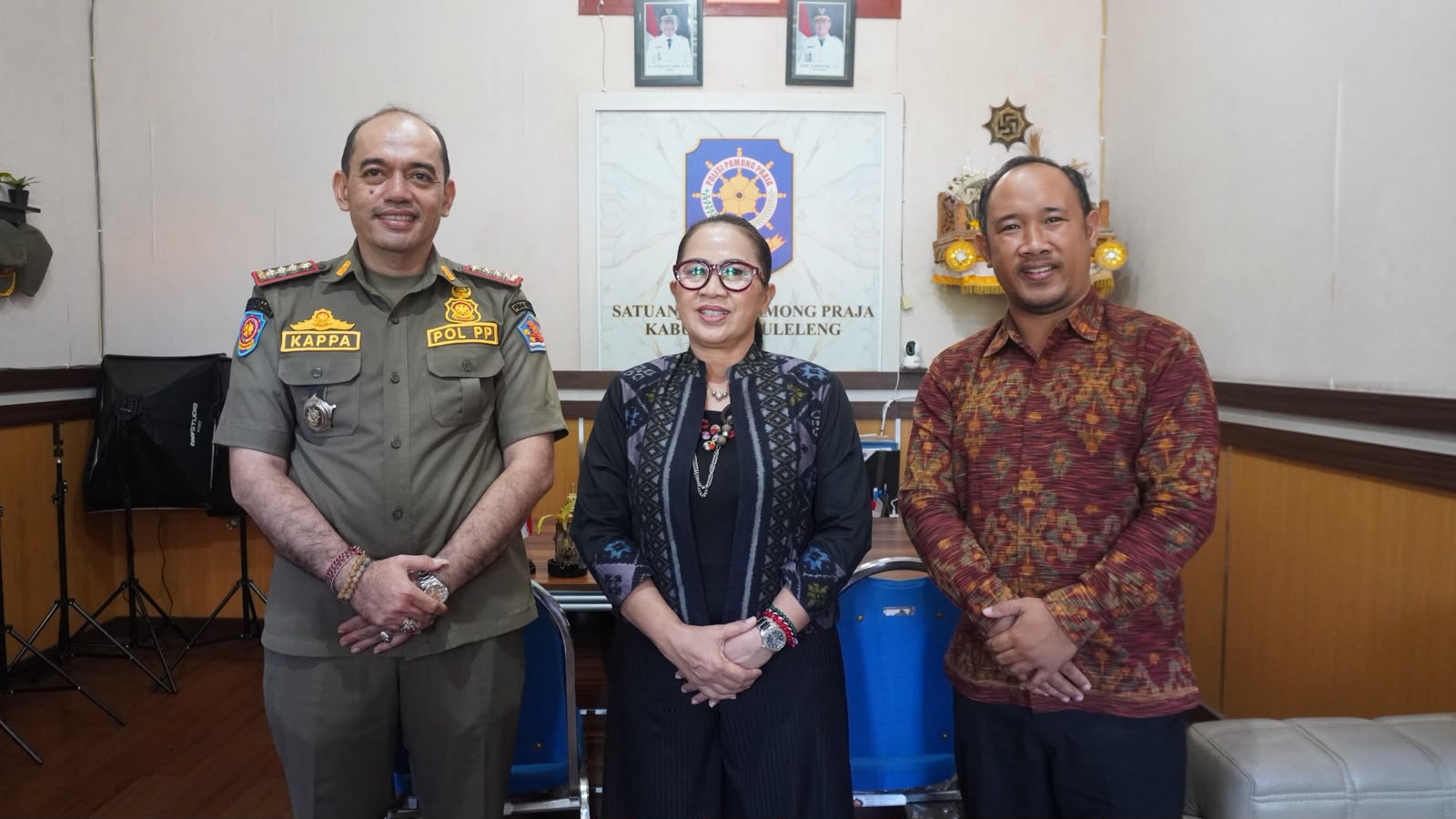 Koordinator Divisi Pencegahan, Partisipasi Masyarakat dan Hubungan Masyarakat Bawaslu Bali, Ketut Ariyani (tengah) saat lakukan konsolidasi dengan Satpol PP Buleleng, Selasa (7/7/2026)