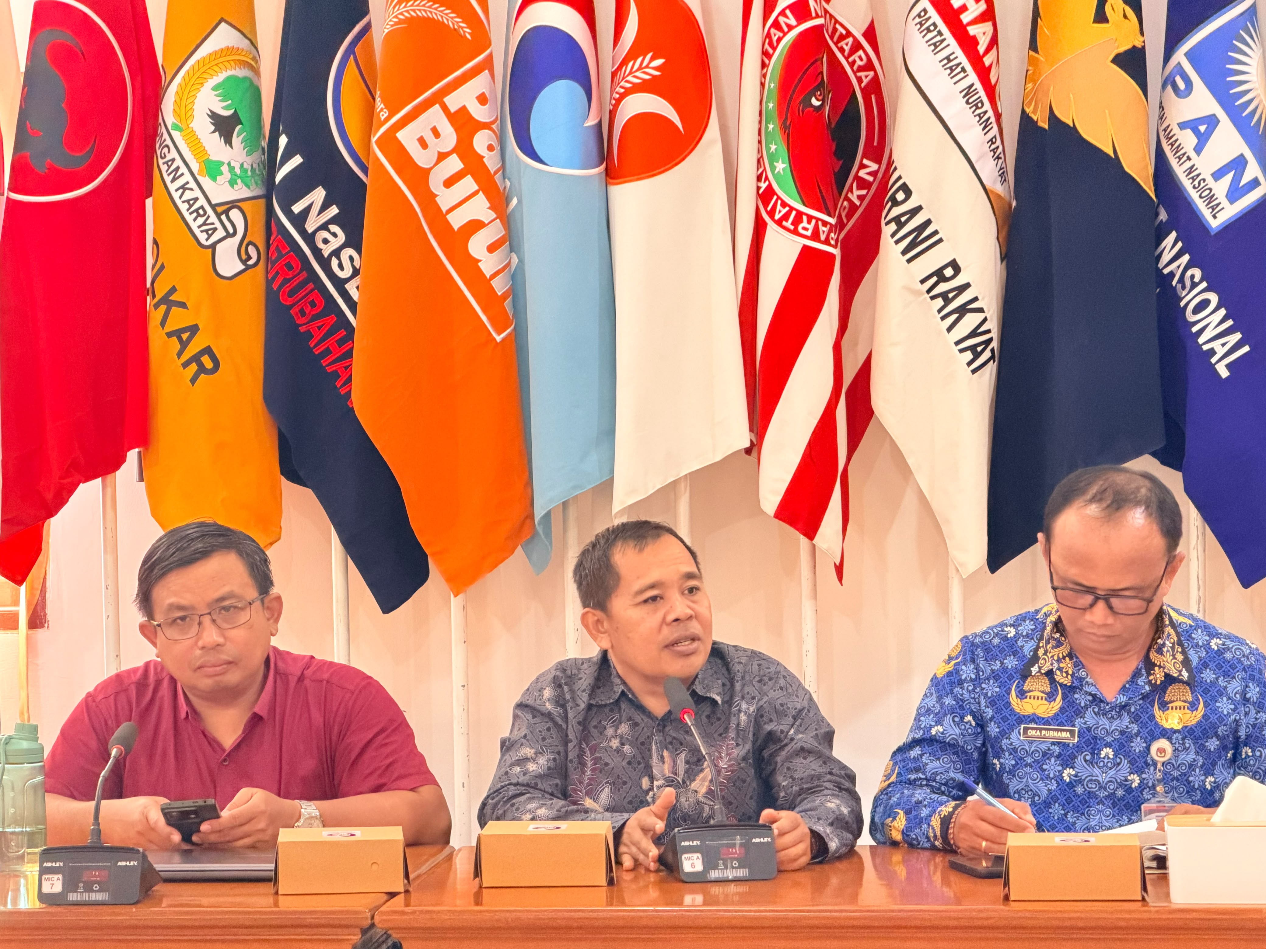 Anggota Bawaslu, Gede Sutrawan langsung menyoroti tantangan krusial di lapangan serta mengajukan gagasan progresif demi menjaga objektivitas penegakan hukum pemilu di Bali, Jumat (17/7/2026).