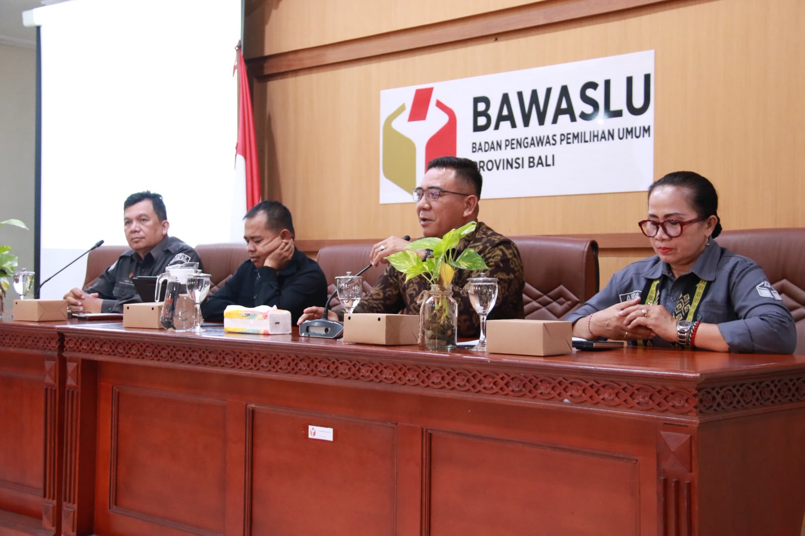 Rapat Pembinaan Penyelesaian Sengketa Proses dalam Pelaksanaan Pemutakhiran Data Partai Politik Secara Berkelanjutan di Sekretariat Bawaslu Provinsi Bali, Denpasar, Senin (27/7/2026).