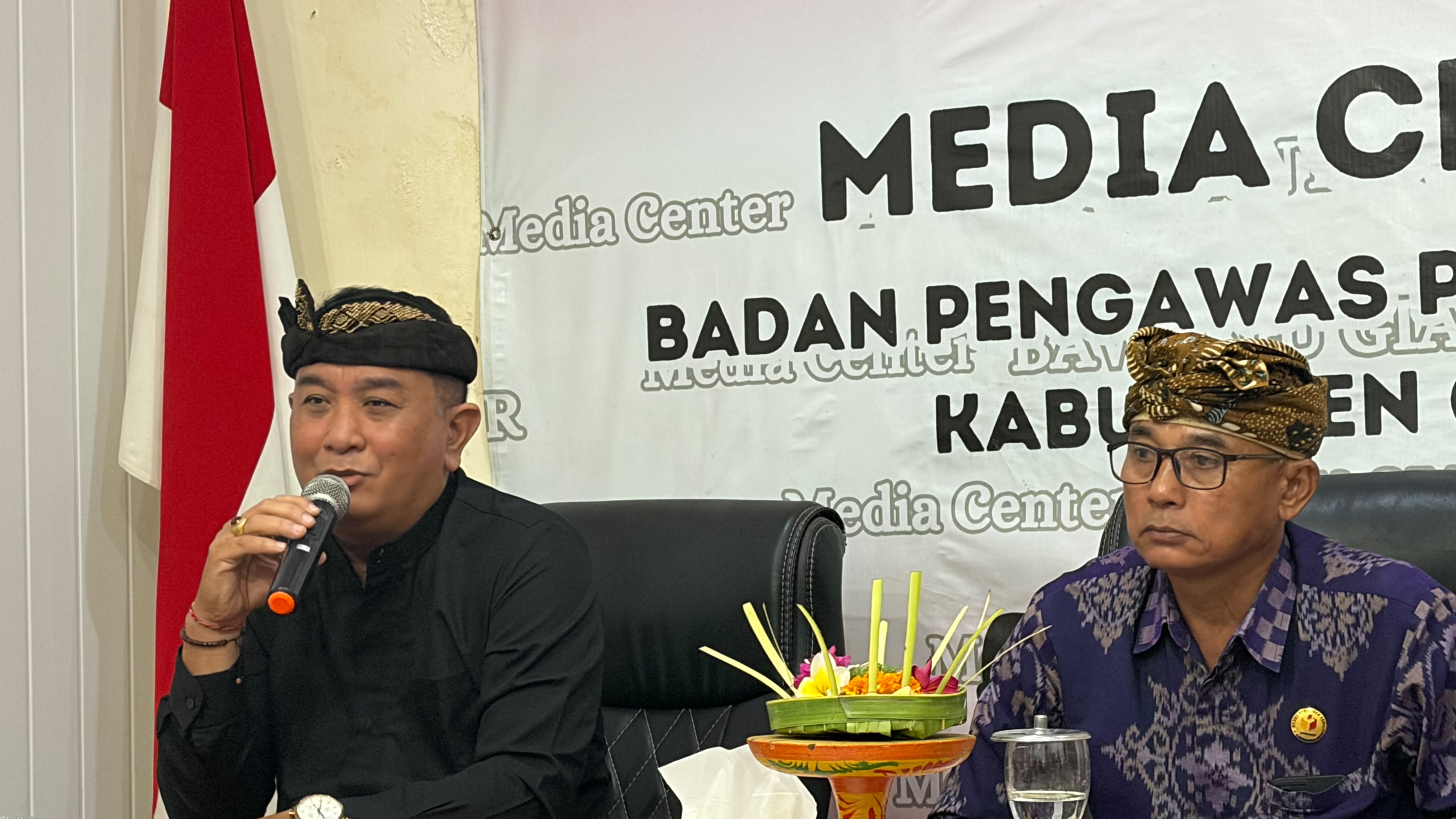 Ketua Bawaslu Bali, I Putu Agus Tirta Suguna (kiri) bersama Ketua Bawaslu Gianyar, I Wayan Hartawan ( kanan) saat rapat Koordinasi Bidang Sumber Daya Manusia dan Kesekretariatan di Bawaslu Gianyar, Kamis (30/7/2026) 