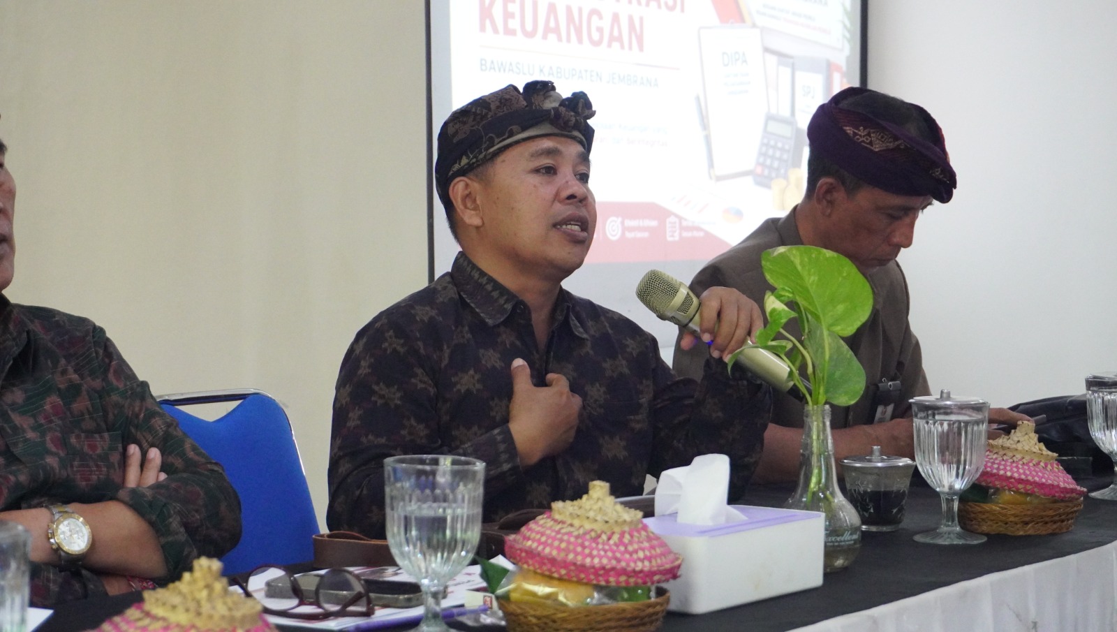 Rapat Pengelolaan Administrasi Keuangan yang diselenggarakan di Sekretariat Bawaslu Kabupaten Jembrana