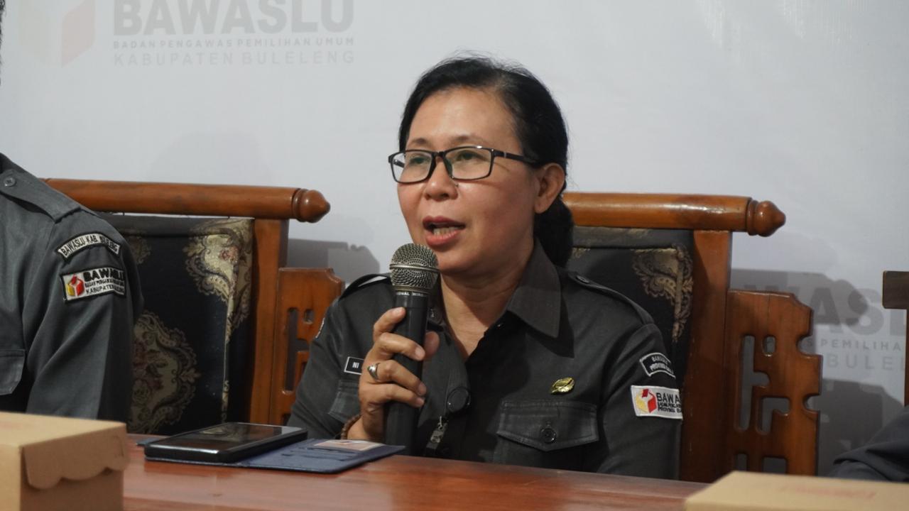 Kepala Bagian Pengawasan dan Humas Bawaslu Bali, Ni Luh Supri Cahayani saat menghadiri kegiatan rapat di Buleleng, Senin (10/8/2026)
