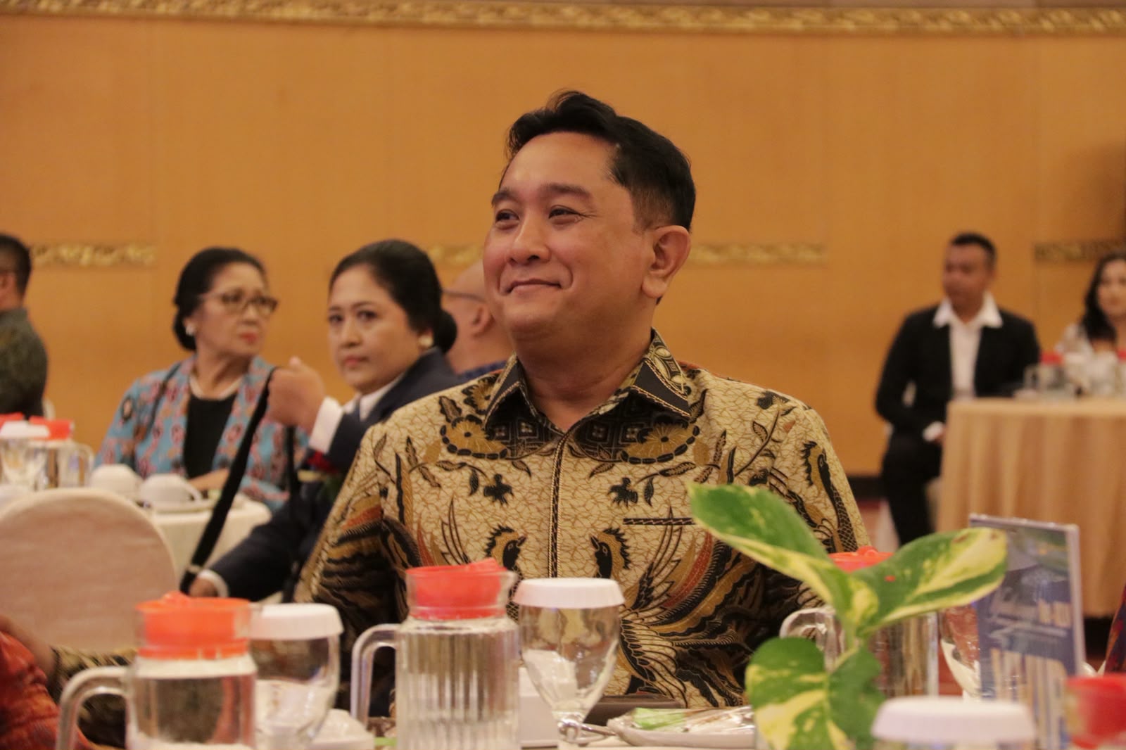 Ketua Bawaslu Bali, I Putu Agus Tirta Suguna saat menghadiri Yudisium ke-XLV Fakultas Ilmu Sosial dan Humaniora (FISUM) Program Studi Administrasi Publik Program Sarjana Universitas Ngurah Rai