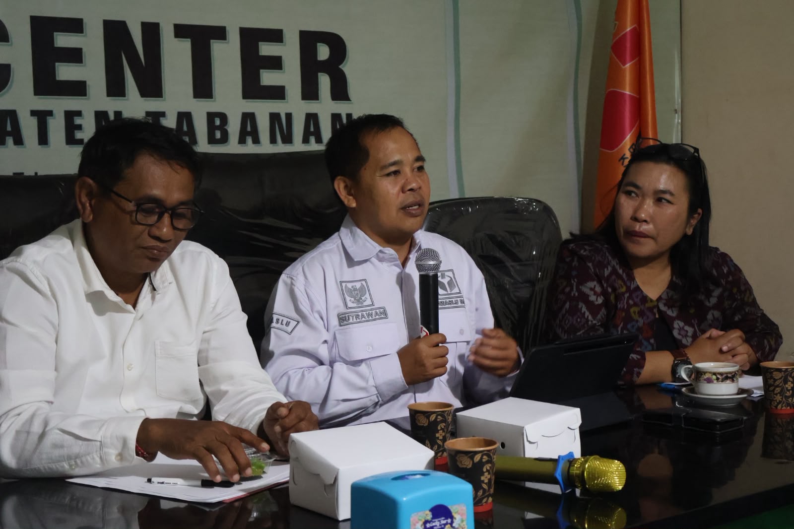 Anggota Bawaslu Bali, Gede Sutrawan saat membuka ajang Konsolidasi Demokrasi: Rapat Kajian Hukum Menyikapi Putusan MK Nomor 135/PUU-XXII/2024 dan Nomor 128/PUU-XXIV/2026 di Kabupaten Tabanan, Rabu (26/8/2026)