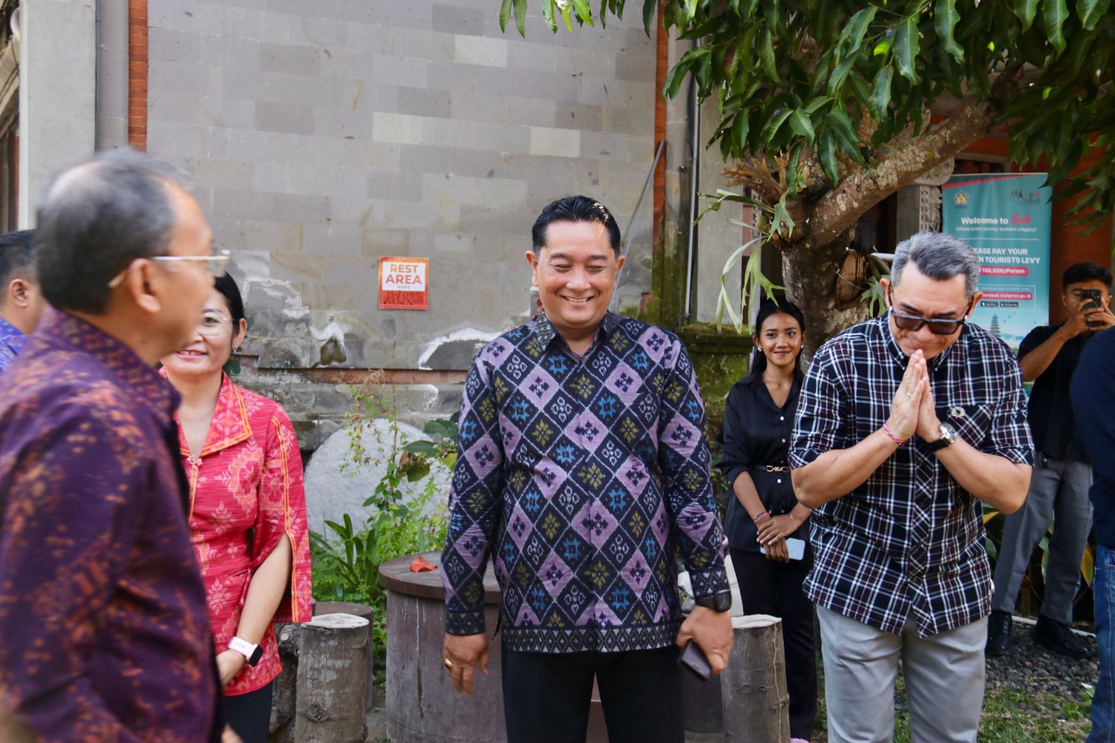 Ketua Bawaslu Bali, I Putu Agus Tirta Suguna saat menghadiri peringatan HUT ke-14 Ikatan Wartawan Online, Minggu (30/8/2026)