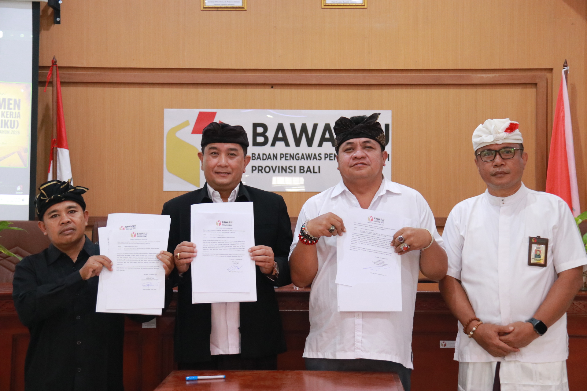 Penandatanganan IKU secara serentak oleh Bawaslu Se-Bali, Rabu (12/8/2026).