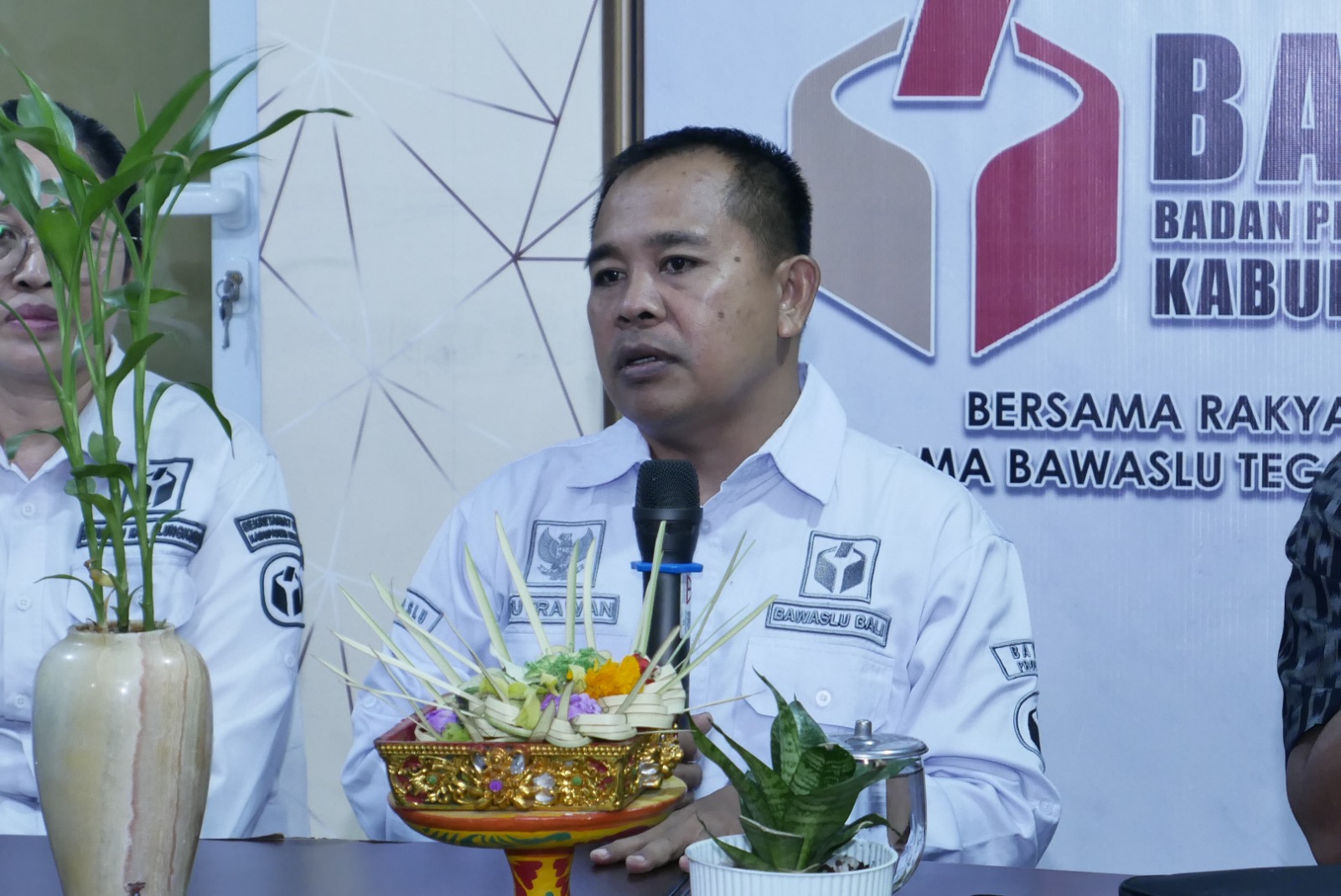 Koordinator Divisi Hukum dan Penyelesaian Sengketa Bawaslu Provinsi Bali, Gede Sutrawan menghadiri Rapat Koordinasi Penyelesaian Sengketa Proses di Kabupaten Klungkung