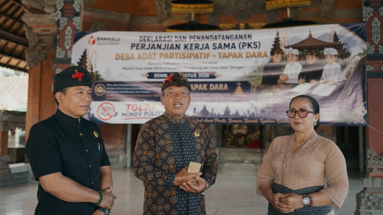 Kordiv P2H Bawaslu Bali, Ketut Ariyani saat menghadiri Konsolidasi Demokrasi bersama Majelis Desa Adat (MDA) Kabupaten Klungkung guna memperkuat barisan pengawasan partisipatif berbasis adat, Senin (3/8/2026)
