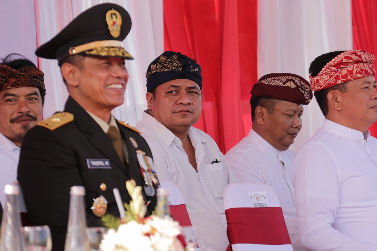 Anggota Bawaslu Bali, I Nyoman Gede Putra Wiratma saat mengikuti upacara penurunan Bendera Merah Putih dalam rangkaian HUT RI ke - 81 di Provinsi Bali, Senin (17/8/2026)