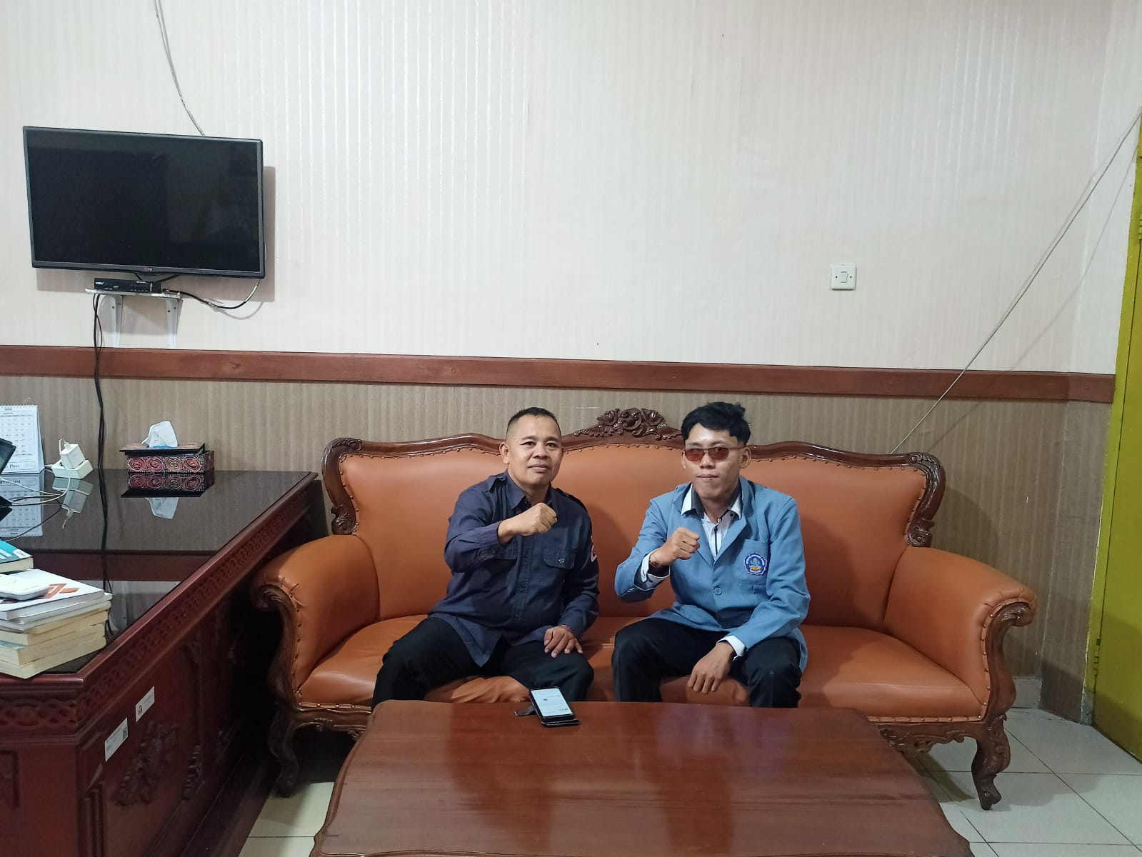 Gede Sutrawan saat melakukan Ko solidasi Demokrasi di Kantornya bersama Mahasiswa, Senin (31/8/2026)