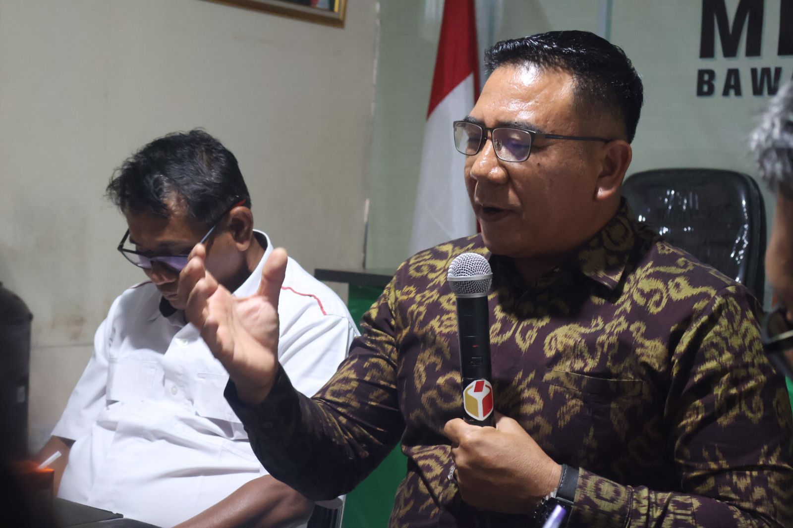 Anggota Bawaslu Bali, I Wayan Wirka saat jabarkan pencegahan dan penindakan harus dalam satu tarikan nafas di Kantor Bawaslu Tabanan, Rabu (2/9/2026)