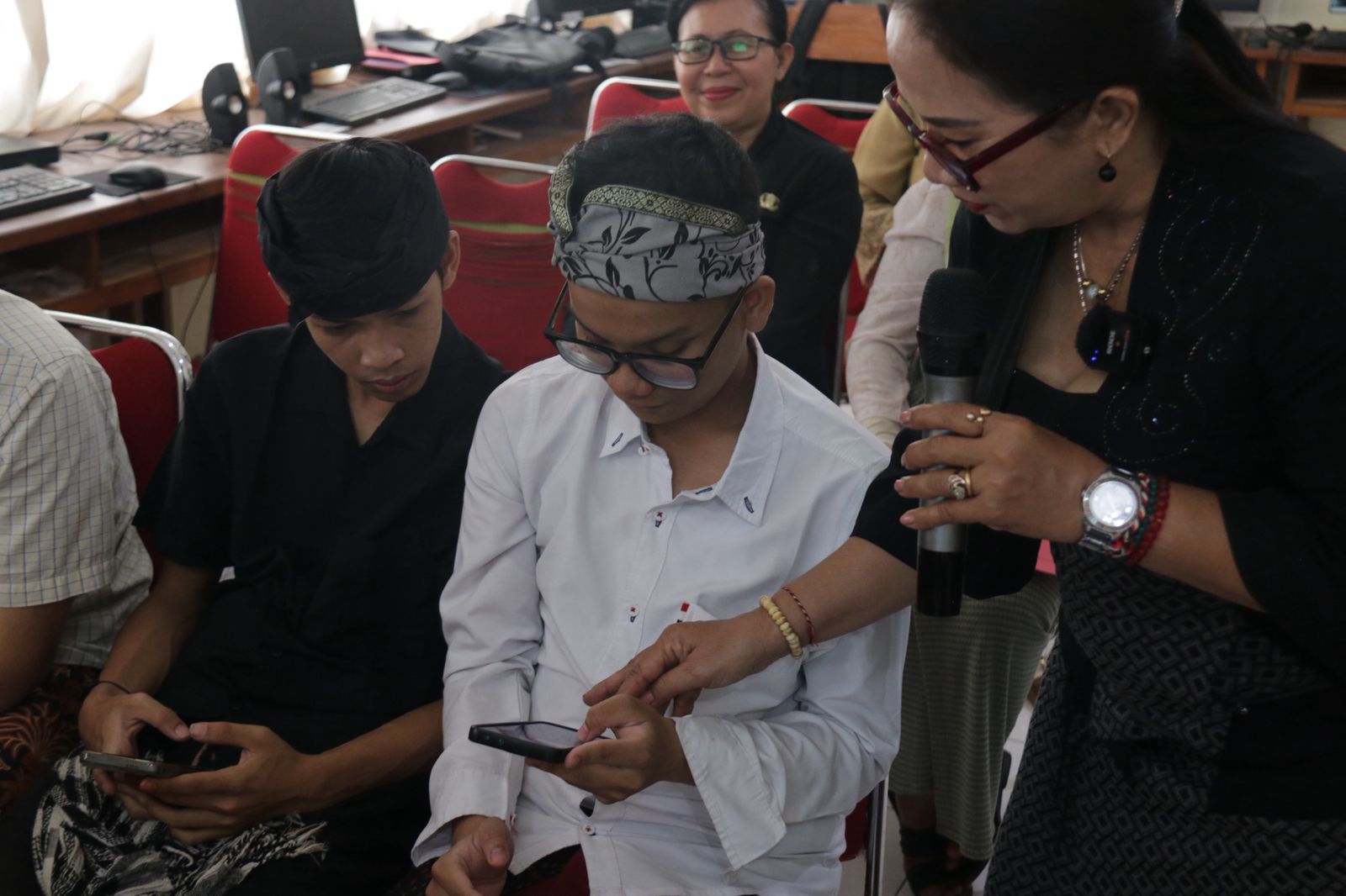 Kordiv P2H Bawaslu Bali, Ketut Ariyani saat sosialisasi dalam program PEKA bersama siswa SLB Negeri 1 Denpasar, Kamis (3/9/2026).