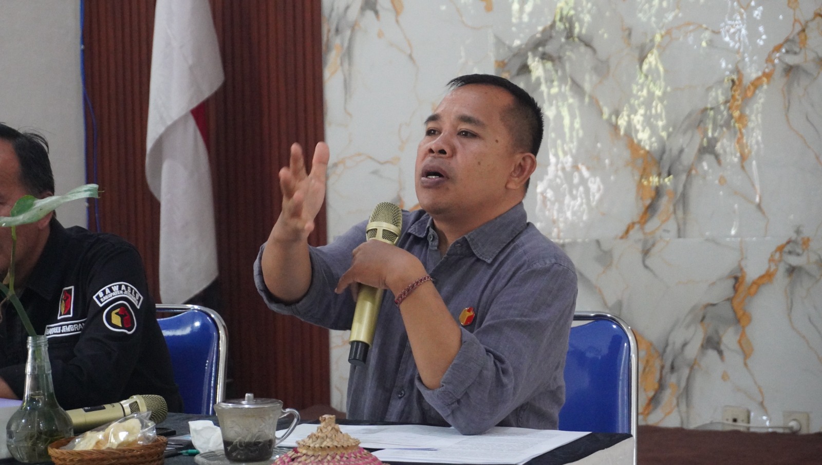 Koordinator Divisi Hukum dan Penyelesaian Sengketa Bawaslu Bali, Gede Sutrawan, saat melakukan supervisi, monitoring, dan evaluasi bidang hukum dan penyelesaian sengketa di Bawaslu Kabupaten Jembrana, Senin (14/9/2026).