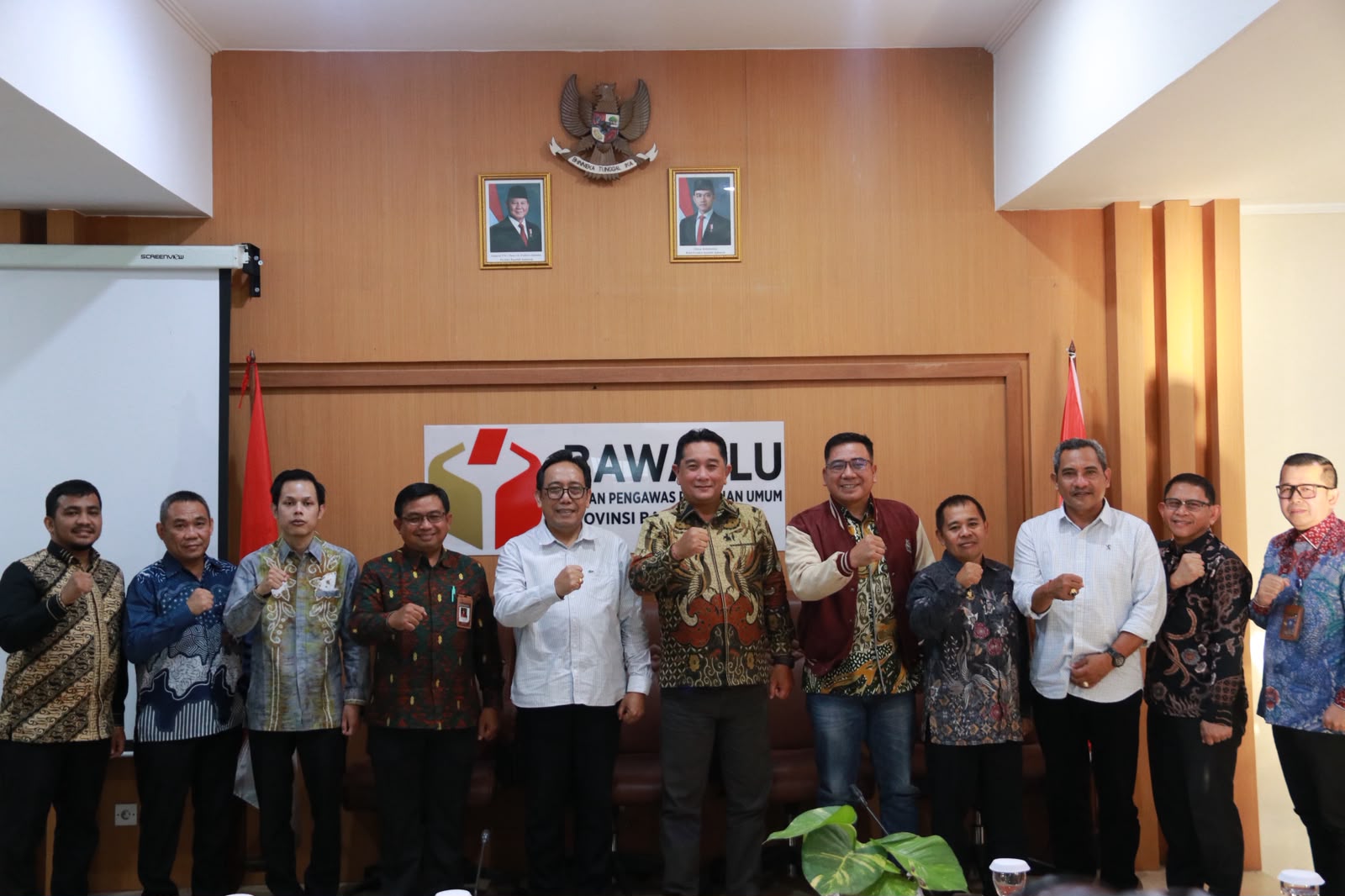 Tim Pemeriksa Daerah (TPD) dalam kegiatan Monitoring dan Evaluasi (Monev) di Ruang Rapat Kantor Bawaslu Provinsi Bali, Jumat (25/9/2026)