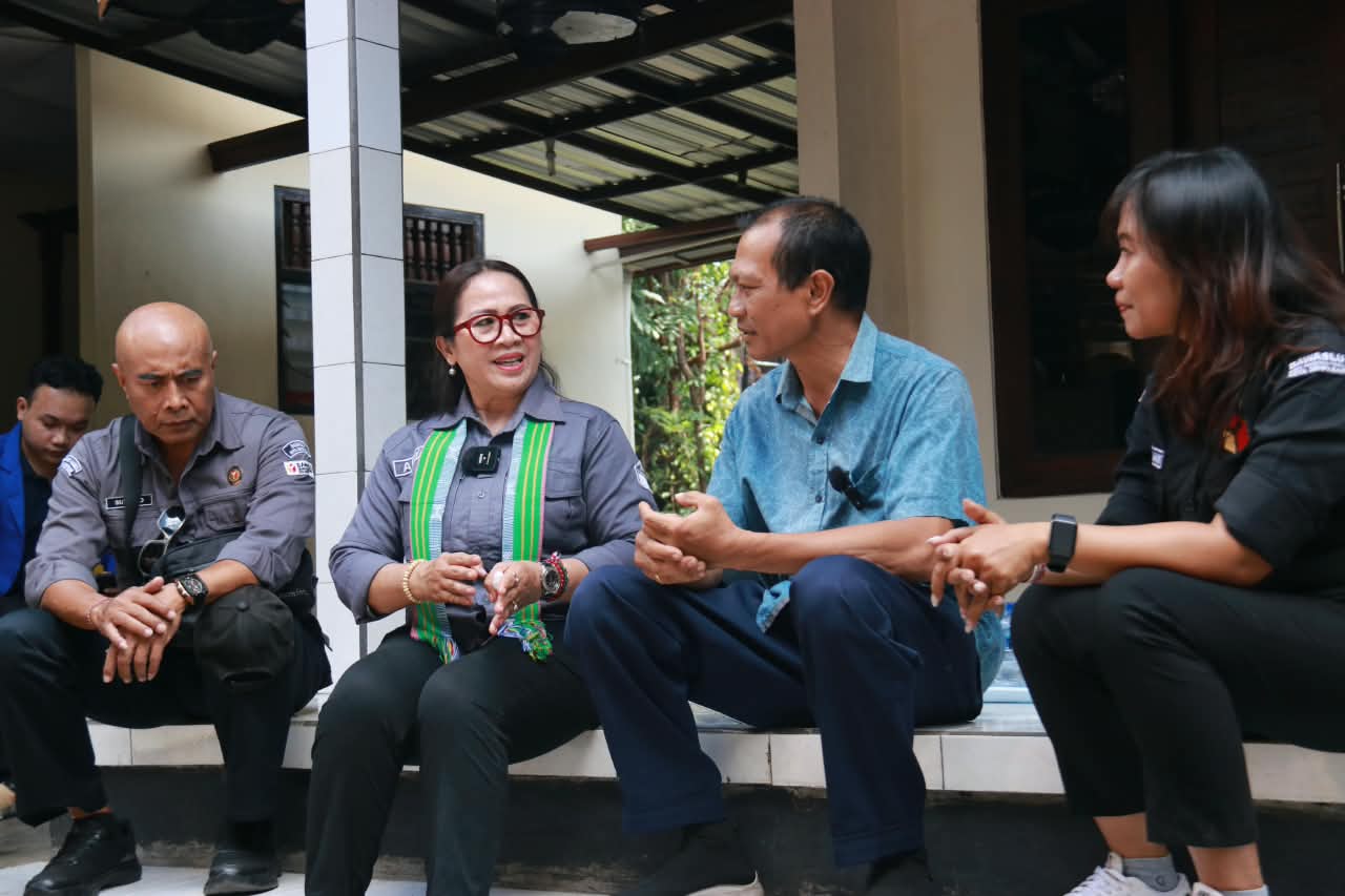 Koordinator Divisi Pencegahan, Partisipasi Masyarakat dan Hubungan Masyarakat Bawaslu Bali, Ketut Ariyani, saat melakukan uji petik terhadap masyarakat yang mengalami perubahan status dari sipil menjadi anggota Polri di kawasan Denpasar