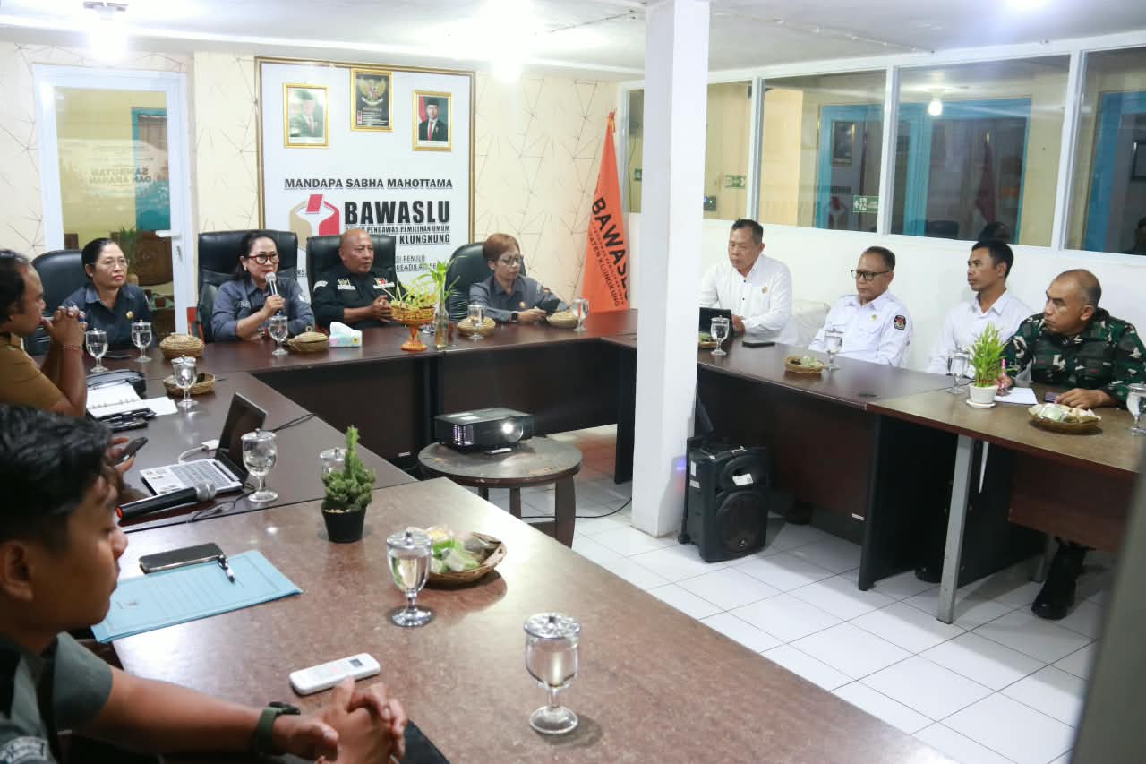 Kordiv P2H Bawaslu Bali, Ketut Ariyani saat lakukan evaluasi pengawasan PDPB di Bawaslu Kabupaten Klungkung, Senin (21/9/2026).