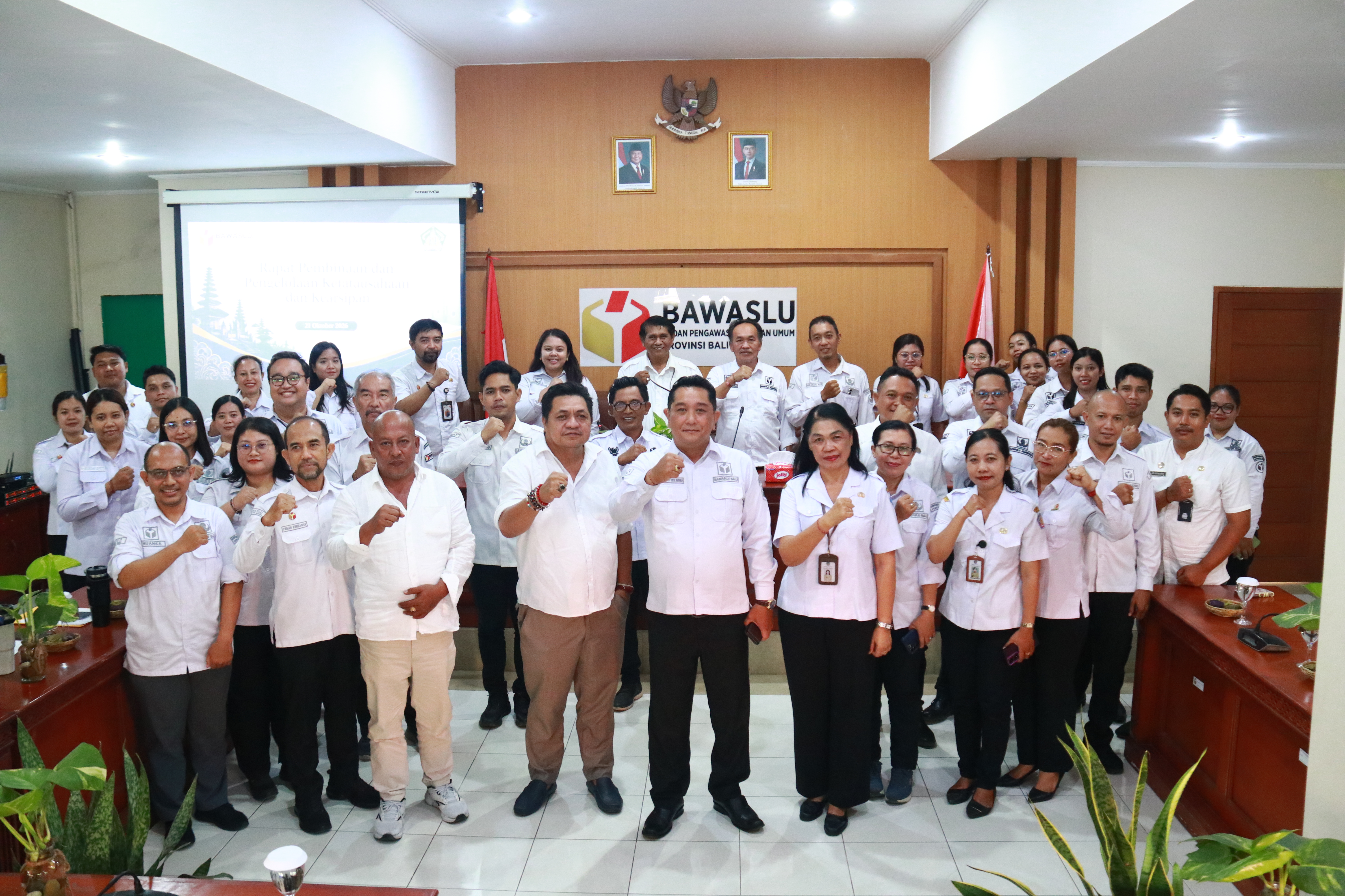 Rapat Pembinaan dan Pengelolaan Ketatausahaan dan Kearsipan di Kantor Sekretariat Bawaslu Provinsi Bali