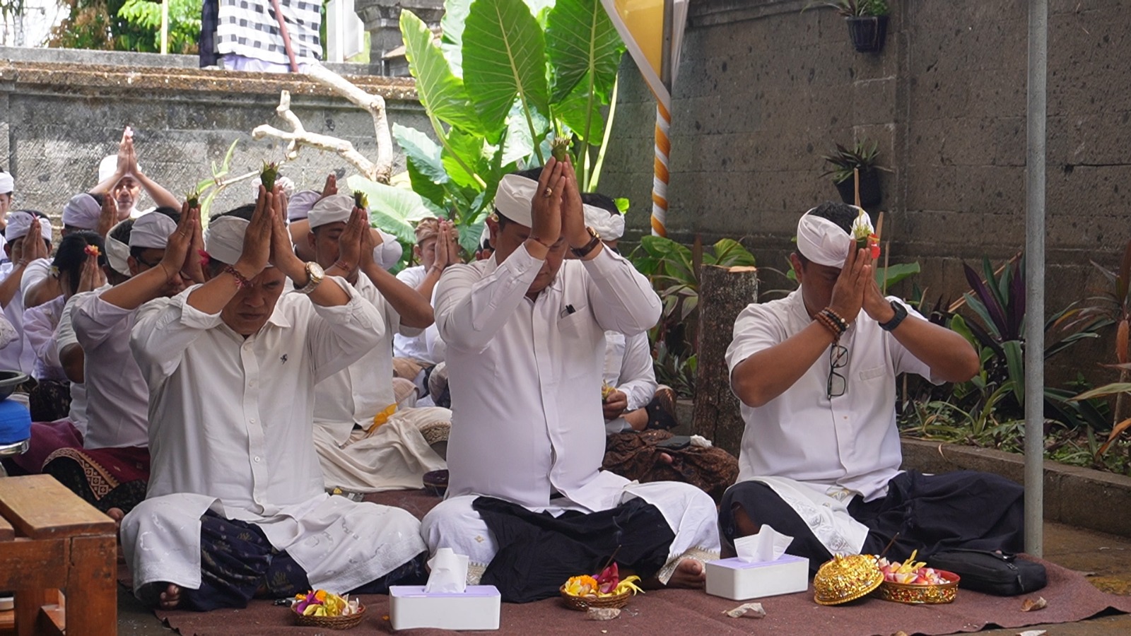 Piodalan di Padmasana Bawaslu Jembrana