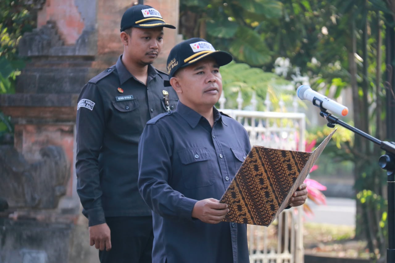 Anggota Bawaslu Bali, Gede Sutrawan saat memeberikan arahan pada Apel Senin di Bawaslu Bali, Senin (12/10/2026)