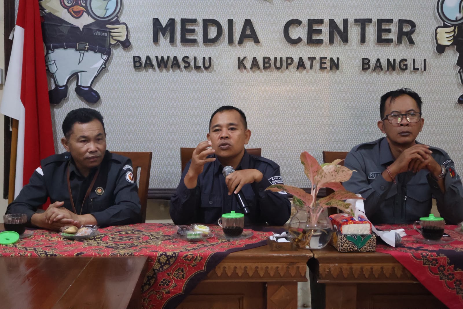 Anggota Bawaslu Bali, Gede Sutrawan saat menjabarkan persoalan yang menjadi perhatian dalam pemutakhiran data kepengurusan dan keanggotaan partai politik di kantor Bawaslu Bangli, Senin (12/10/2026)