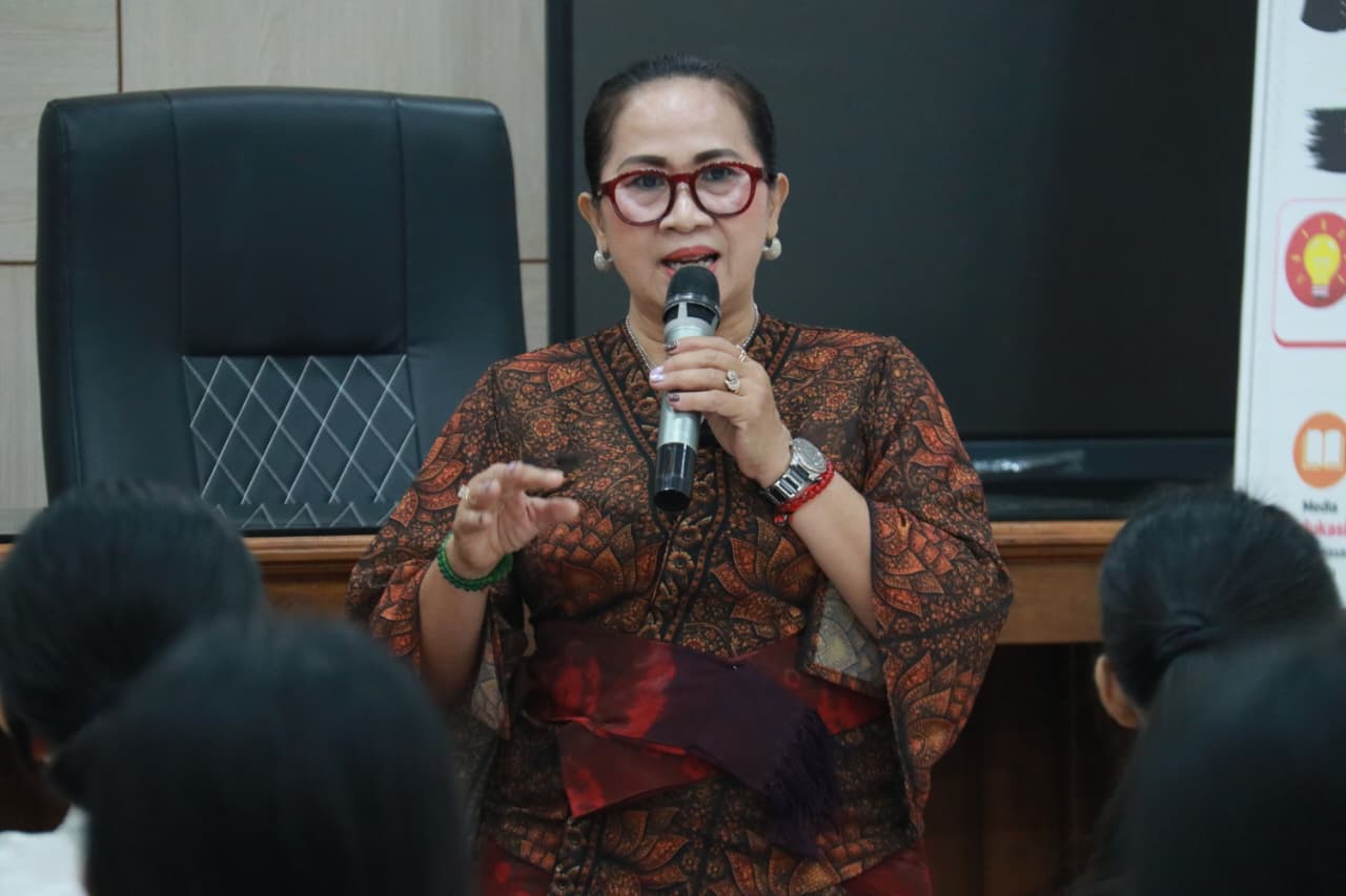 Kordiv P2H Bawaslu Bali, Ketut Ariyani saat berdialog dengan Siswa SMA Negeri 2 Denpasar dalam Program TAKSU, Kamis (29/10/2026)