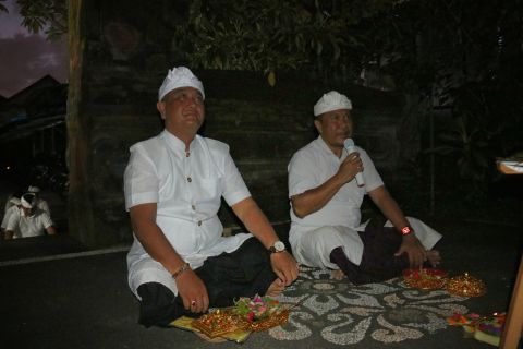 Ketua Bawaslu Bali, I Putu Agus Tirta Suguna dan Kepala Sekretariat Bawaslu Bali, Ida Bagus Putu Adinatha saat pelaksanaan Malam Perenungan di Tengah Dinamika Politik: Bawaslu Bali Gelar Persembahyangan Siwaratri Siwa Ratri di Bawaslu Bali