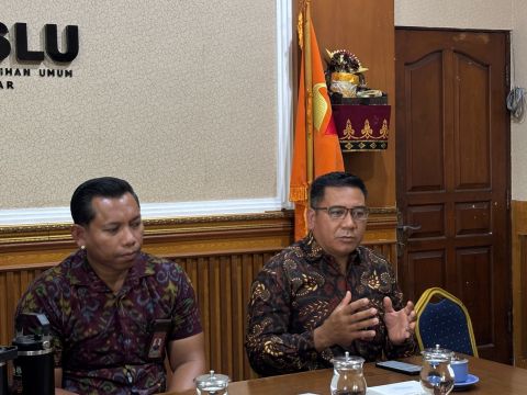 Kordiv PP Datin Bawaslu Bali, I Wayan Wirka, saat berdialog mengenai pelayanan informasi kepemiluan inklusif di Bawaslu Kota Denpasar.