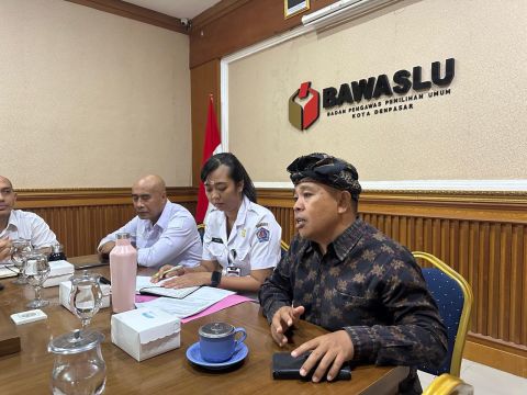 Gede Sutrawan saat berdikusi tentang Pengaturan Penyalahgunaan AI dalam Penyelenggaraan Pemilu di Kota Denpasar