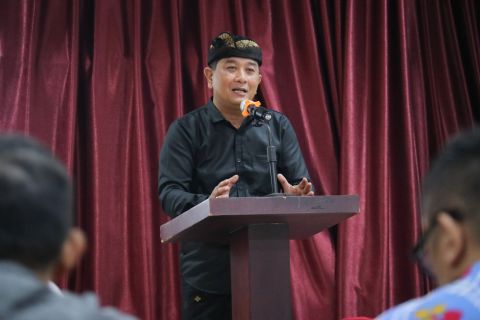 Ketua Bawaslu Bali, I Putu Agus Tirta Suguna menjadi pembicara dalam kegiatan Focus Group Discussion yang digelar Polda Bali