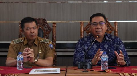 Anggota Bawaslu Bali, I Wayan Wirka saat jabarkan potensi pelanggaran netralitas ASN di kawasan Dalung, Senin (20/7/2026)