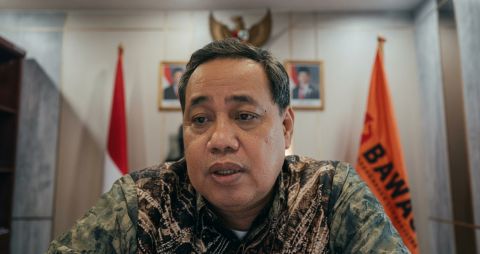 Anggota Bawaslu, Herwyn J.H. Malonda saat memberikan arahan pada saat penutupan pelatihan PPPK Bawaslu Se-Bali secara daring, Kamis (23/7/2026).