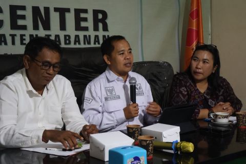 Anggota Bawaslu Bali, Gede Sutrawan saat membuka ajang Konsolidasi Demokrasi: Rapat Kajian Hukum Menyikapi Putusan MK Nomor 135/PUU-XXII/2024 dan Nomor 128/PUU-XXIV/2026 di Kabupaten Tabanan, Rabu (26/8/2026)