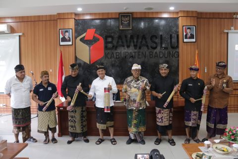 Bawaslu Bali saat menyelenggarakan agenda bedah buku Etika yang Melembaga dalam rangka memperingati 70 tahun Prof. Jimly Asshiddiqie, Kamis (20/8/2026)