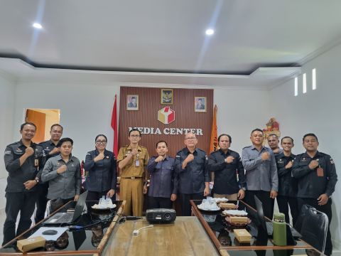 Gede Sutrawan, saat memberikan arahan dalam Rapat Pengelolaan dan Pelayanan Data Informasi Publik Bawaslu Kabupaten Karangasem