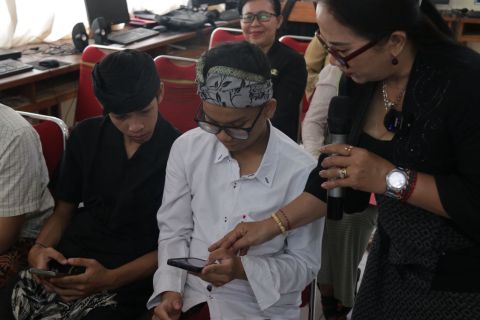 Kordiv P2H Bawaslu Bali, Ketut Ariyani saat sosialisasi dalam program PEKA bersama siswa SLB Negeri 1 Denpasar, Kamis (3/9/2026).
