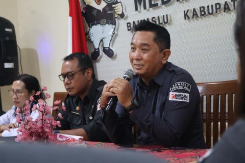 Ketua Bawaslu Provinsi Bali, I Putu Agus Tirta Suguna, saat memberikan arahan dalam Rapat Implementasi Reformasi Birokrasi yang diselenggarakan oleh Bawaslu Kabupaten Bangli pada Senin (14/9/2026).