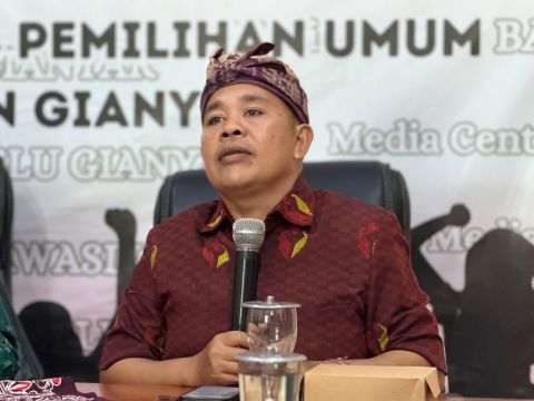 Kordiv HPS Bawaslu Bali, Gede Sutrawan saat menghadiri Rapat Fasilitasi Pengelolaan Layanan Hukum melalui JDIH Bawaslu di Sekretariat Bawaslu Kabupaten Gianyar, Kamis (10/9/2026). 