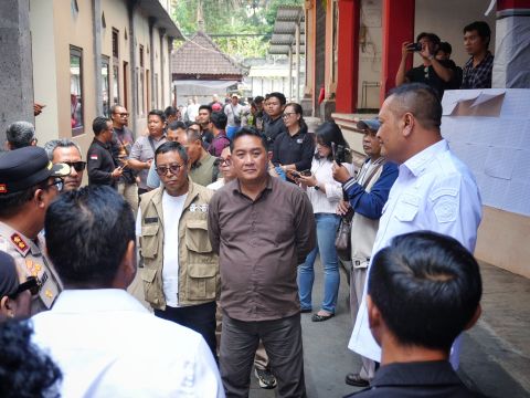 Ketua Bawaslu Bali, I Putu Agus Tirta Suguna saat memantau langsung pelaksanaan Pilkel di Kawasan Kabupaten Gianyar secara serentak, Minggu (21/9/2026)