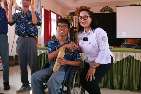 Kordiv P2H Bawaslu Bali, Ketut Ariyani bersama Putu, salah satu Peserta Diskusi dalam program TAKSU Bawaslu Bali di SLB Negeri 2 Denpasar