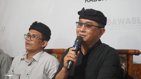 Rapat Kajian Hukum Putusan MK di Kantor Bawaslu Kabupaten Buleleng